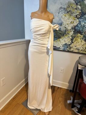 Elegant White Strapless Bow-Accent Evening Dress
